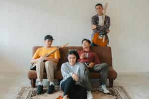 Rrag Datang Bersama Indie Rock yang Hangat dan Bernuansa Nostalgia