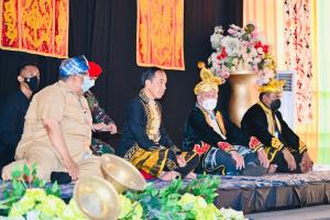 Jokowi Tinjau Penyaluran BLT di Kota Baubau