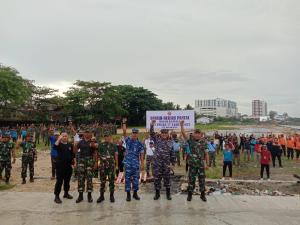 TNI kembali melaksanakan aksi bersih bersih pantai di Balikpapan