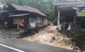 Banjir di Ciamis, Seorang Penjual Gorengan Hilang Terseret Arus