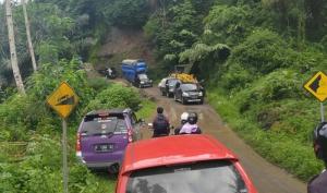 Jalur Utama Bandung - Cianjur Sudah Bisa Dilalui Usai Tertimbun Longsor