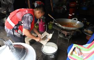 Penuhi Kebutuhan Warga Mengungsi Akibat APG Semeru, Tim Gabungan Dirikan Dapur Umum