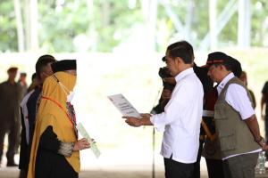 Presiden Serahkan Dana Stimulan Bagi Warga Terdampak Gempabumi M 5.6 Cianjur