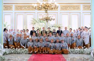 Saat Para Menteri Kompak Berpose Salam Saranghae di Resepsi Kaesang-Erina