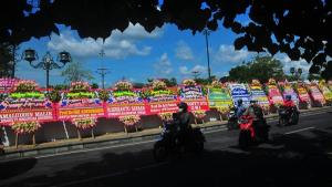 Pagar Pura Mangkunegaran "Diganti" Ratusan Karangan Bunga Ucapan Selamat untuk Kaesang-Erina