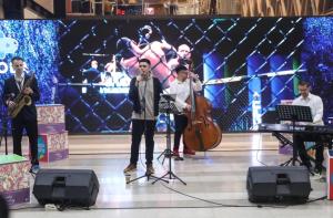 Holiday Swing with Alonzo Brata Menghibur Pengunjung di Anjungan Sarinah, Thamrin