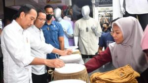 Tinjau Pasar Tanah Abang, Presiden Pastikan Aktivitas Perekonomian Sektor Riil Berjalan Baik