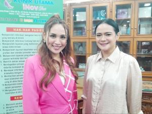 Mulus dan Awet Muda, Shezy Idris dan Cut Mila Rawat Kecantikan di Klinik Bedah Inov Glow Sunter
