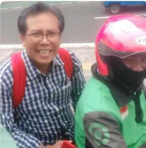 Jabatan Jangan Membebani Hidup (Belajar dari Bung Dubes Fadjroel Rachman)