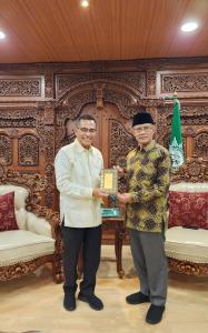 Wakaf Alquran Ketum YMSM Saleh Husin Bersama Ketum PP Muhammadiyah Haedar Nashir