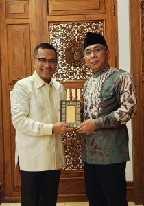 MD Sinarmas Saleh Husin Menyerahkan Wakaf Alquran Kepada Ketum PBNU Gus Yahya Cholil Staquf