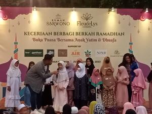Rumah Sarwono dan Fleudelys Ajak Anak Yatim Buka Bersama
