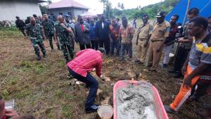 Pj Bupati Maybrat dan Pangdam XVIII/Kasuari Ziarahi Makam Tokoh Pemekaran Kabupaten Maybrat serta Peletakan Batu Pertama Lapangan Basket
