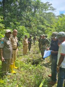 Tim Pemulangan Masyarakat Eksodus Maybrat Bersama Danrem 181/PVT Lakukan Pengukuran Jembatan dan Jalan yang Rusak