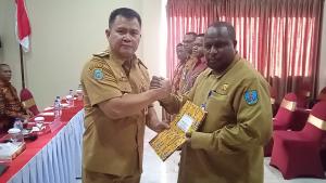Pj Bupati Maybrat Serahkan SK Tugas Pejabat Pimpinan Tinggi Pratama dilingkungan Kabupaten Maybrat