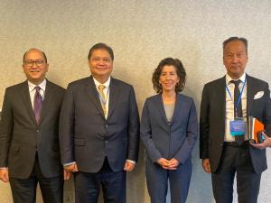 Pertemuan Menko Airlangga dengan U.S Secretary of Commerce: Indonesia Siap Menjadi Bagian Rantai Pasok Global Kendaraan Listrik