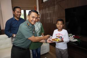 HUT Ke-496 Jakarta, Anak Kodim 0504/JS Dapat Kejutan Dari Pj Gubernur