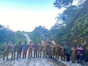 Pj Bupati Maybrat Tinjau Pelaksanaan Peningkatan Jalan Bandara