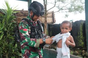 Pak Tentara Baik, Main ke Pos Satgas Mobile Yonif MR 411 Kostrad Dapat Hadiah Baju Baru