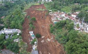 Longsor Terjang Cianjur, Satu Tertimbun