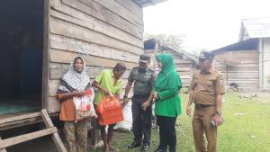 Komandan Kodim 1311/Morowali dan Ketua Persit Kartika Chandra Kirana Bagikan Sembako bagi Warga Kurang Mampu di Morowali