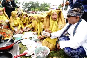 Dibuka Bupati Tanah Datar Atraksi Mangalamai dan Mangubang Situmbuak art Culture Festival Sukses