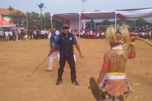 Dapat Kehormatan Lakukan Pakireis, Cambukan Tokoh Muda Manggarai Ardy Mbalembout Diapresiasi Seluruh Penonton