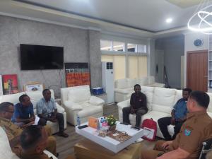 Pj Bupati Maybrat Bertemu Keluarga Wafom Bahas Kompensasi