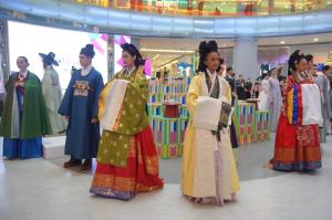 Peragaan Busana Hanbok Peringati 50 Tahun Hubungan Indonesia-Korea