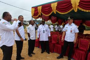 Pj Bupati Benhard Lakukan Peletakan Batu Pertama Pembangunan Gedung Keuangan Daerah Kabupaten Maybrat