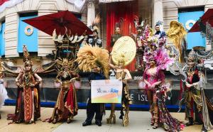 Kolaborasi SoKlin dan Jember Fashion Carnaval Curi Perhatian Warga New York, Amerika Serikat