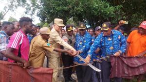 Pj Bupati Maybrat Resmikan Pembukaan Proyek Jalan Tahsimara-Fuok