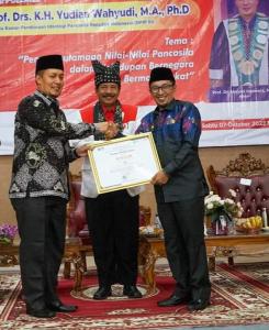 Peduli Pendidikan Islam, Bupati Tanah Datar Eka Putra Raih Penghargaan dari UIN MY Batusangkar