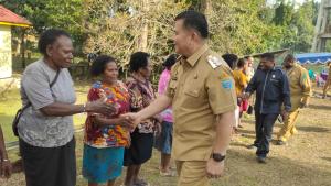 Pj Bupati Brenhard Serahkan Hibah Pemda Maybrat untuk GPI Jalan Suci Jemaat Filipi Sembaro
