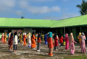 Semarak HUT Kota Pontianak ke -252: MTS Aswaja Pontianak Memukau Dalam Busana Khas Lokal