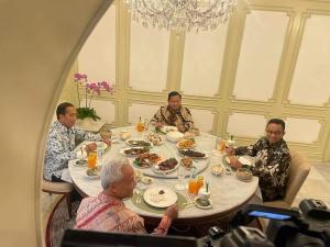 Beredar Foto Memperlihatkan Momen Jokowi Kumpul Bersama Para Capres di Meja Makan Istana