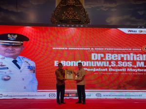 Hebat! Pj Bupati Bernhard Terima Award sebagai Kepala Daerah Inovator dengan Kinerja Terbaik 2023
