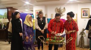 Tenun Tanimbar Pikat ASEAN Ladies Circle (ALC) Beijing