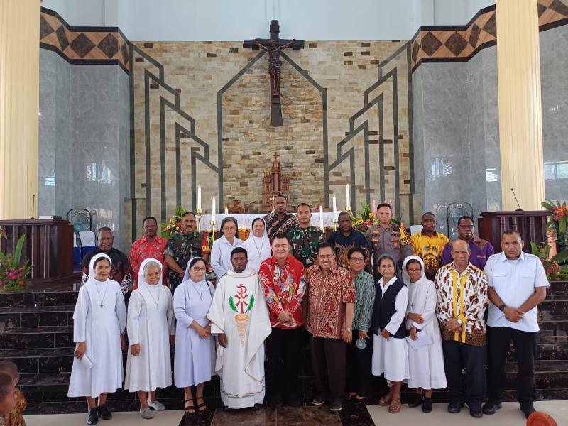 Kegiatan Pj Bupati Maybrat Dalam Pentabisan Imam Diakon Bonivasius Korain Di Gereja Paroki St