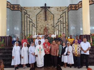 Kegiatan PJ Bupati Maybrat dalam pentabisan imam Diakon Bonivasius Korain di Gereja Paroki St. Yosep-Ayawasi