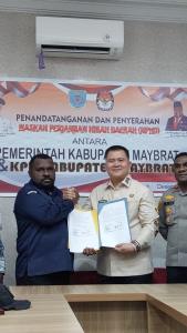 Pj Bupati Maybrat Tandatangani NPHD Pemilu 2024 di Kabupaten Maybrat