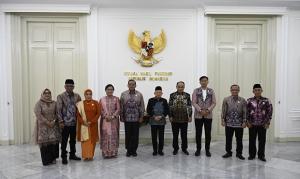 Wapres Beri Anugerah Monev pada 15 Badan Publik Kualifikasi Informatif Terbaik Nasional
