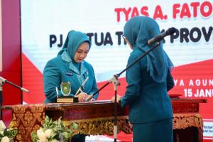 Pj Ketua TP PKK Sumsel Tyas Fatoni Lantik Sukmawati Asmar Wijaya sebagai Pj Ketua TP PKK Kabupaten OKI