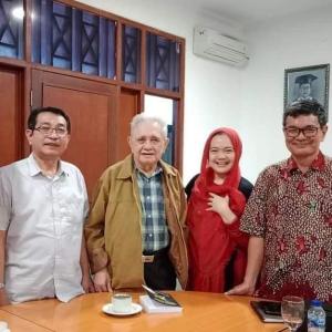 Abdul Hadi WM: Tuhan Begitu Dekat Denganmu
