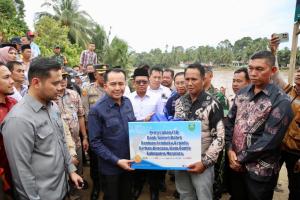 Pj Gubernur Agus Fatoni Tinjau Banjir di Muratara, Salurkan Bantuan dan Imbau Masyarakat Jaga Lingkungan