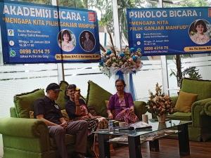 Grha Putih Nobar Debat Cawapres, Gelar "Akademisi Bicara"