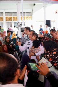 Pj Gubernur Agus Fatoni bersama Pj Walikota Palembang Kompak Bagikan Bansos untuk Anak Stunting