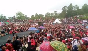 Kenakan Baju Adat Manggarai, Ganjar Mengaku Dirinya Anak Orang Miskin Saat Berkampanye di Ruteng