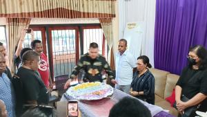 Pj Bupati Maybrat Melayat ke Rumah Duka Almarhumah dr. Nelce Kambuaya