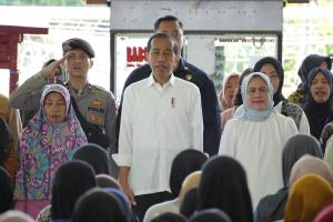 Jokowi Kasih Iriana Hadiah Tas Produk Nasabah PNM Wonogiri
